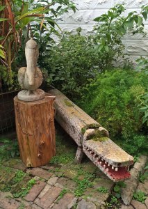 Garden art: pelican with alligator