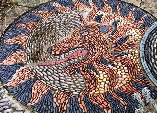 Pebble paving design: lion and sun motif