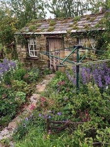 Cottage garden with shin-high fence