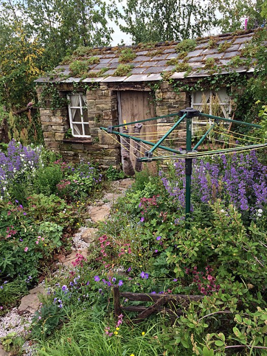 Cottage garden with shin-high fence
