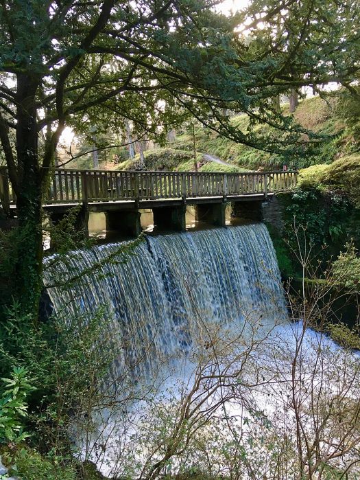 Waterfall crossed by a wooden bridge