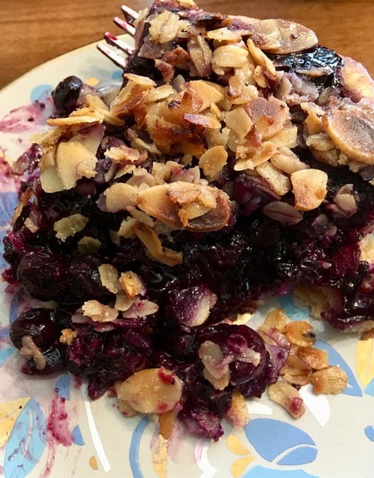 Blueberry pie with almond topping