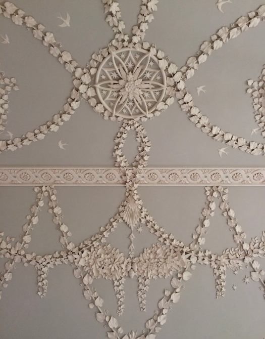 Trailing leaf design in plasterwork