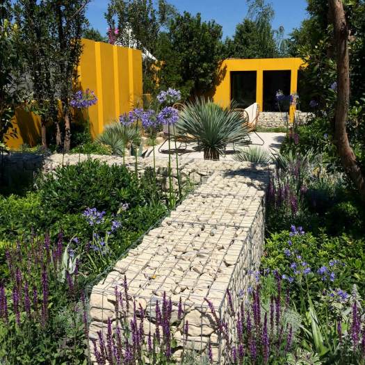 Garden with yellow steel walls and shorter gabion walls