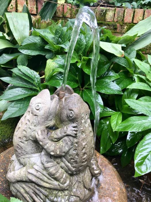 Stone fountain with three embracing frogs