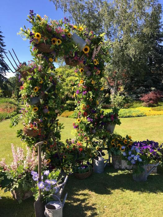 Floral selfie frame with sunflowers