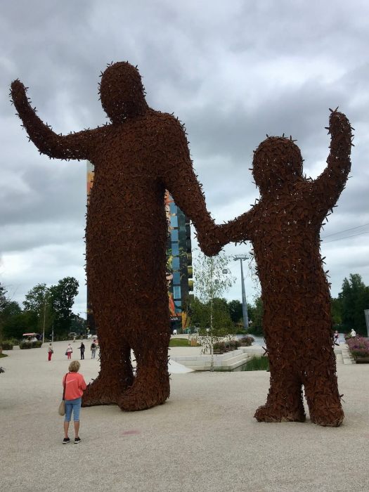 Beehold: bears made from bees by Florentijn Hofman