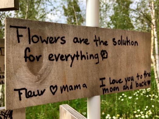 Sign saying Fleur loves Mama & Flowers are the solution