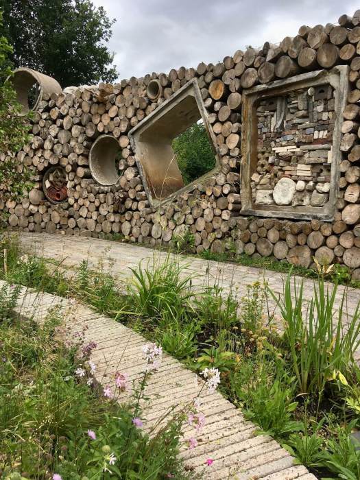 Wilde Weelde garden with wildlife-friendly walls