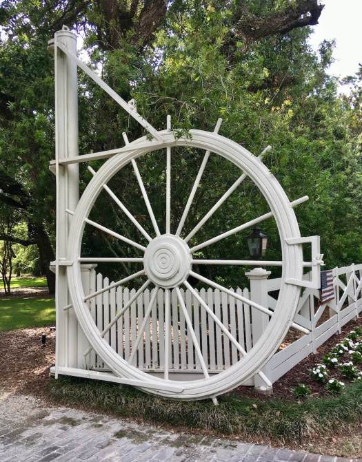 Giant wheel used as a gate