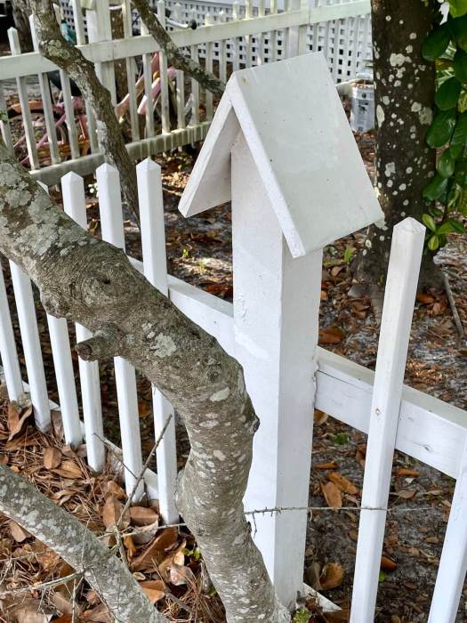 Picket fence with rain-resistant pickets and posts